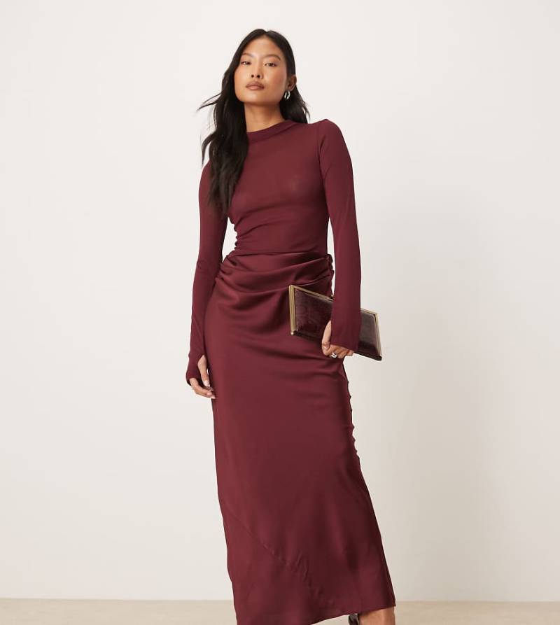 ASOS DESIGN Petite - Maxikleid aus Satin in Beerenrot mit hochgeschlossenem, transparentem Oberteil und Drapierung-Brown von ASOS Petite