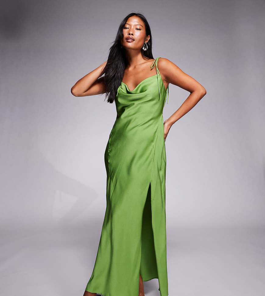 ASOS DESIGN Petite - Maxikleid aus Satin in Grün mit gebundenen Trägern und Schlitz-Rosa ASOS DESIGN Petite - Maxikleid aus Satin in Grün mit gebundenen Trägern und Schlitz-Rosa von ASOS Petite