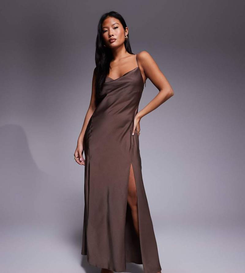 ASOS DESIGN Petite - Maxikleid aus Satin in Mokkabraun mit gebundenen Trägern und Schlitz-Brown von ASOS Petite