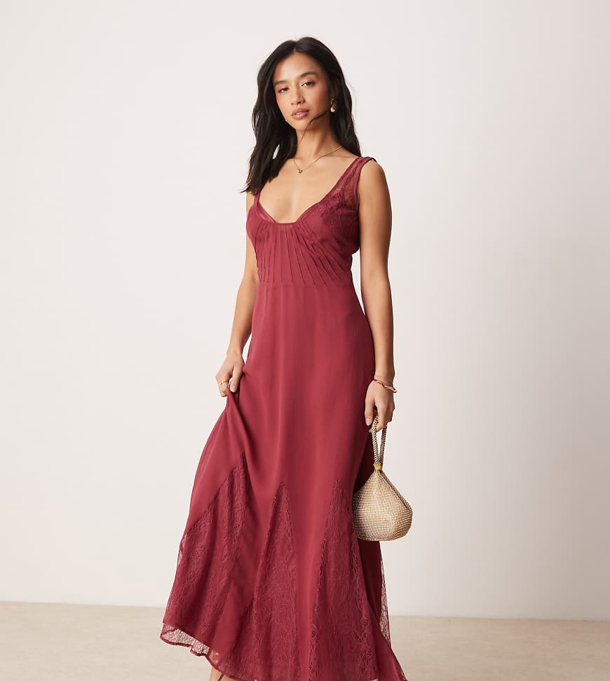 ASOS DESIGN Petite - Maxikleid aus Spitze und Chiffon in Himbeerrot mit Godets-Bunt von ASOS Petite