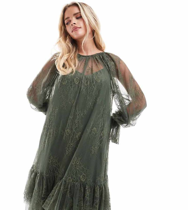 ASOS DESIGN Petite - Maxikleid aus grüner Spitze mit Rüschendetail von ASOS Petite