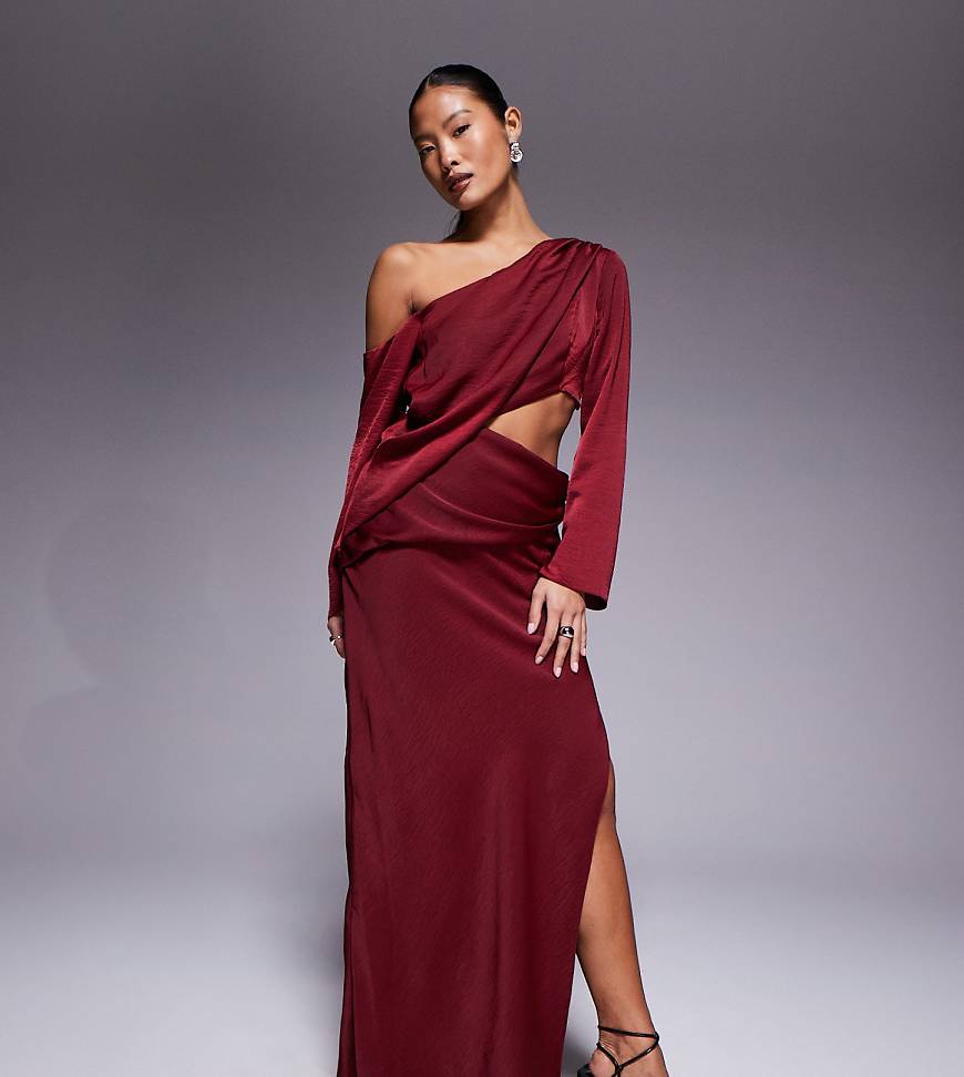 ASOS DESIGN Petite - Maxikleid in Burgunderrot mit abfallender Schulterpartie und Cut-out an der Taille von ASOS Petite