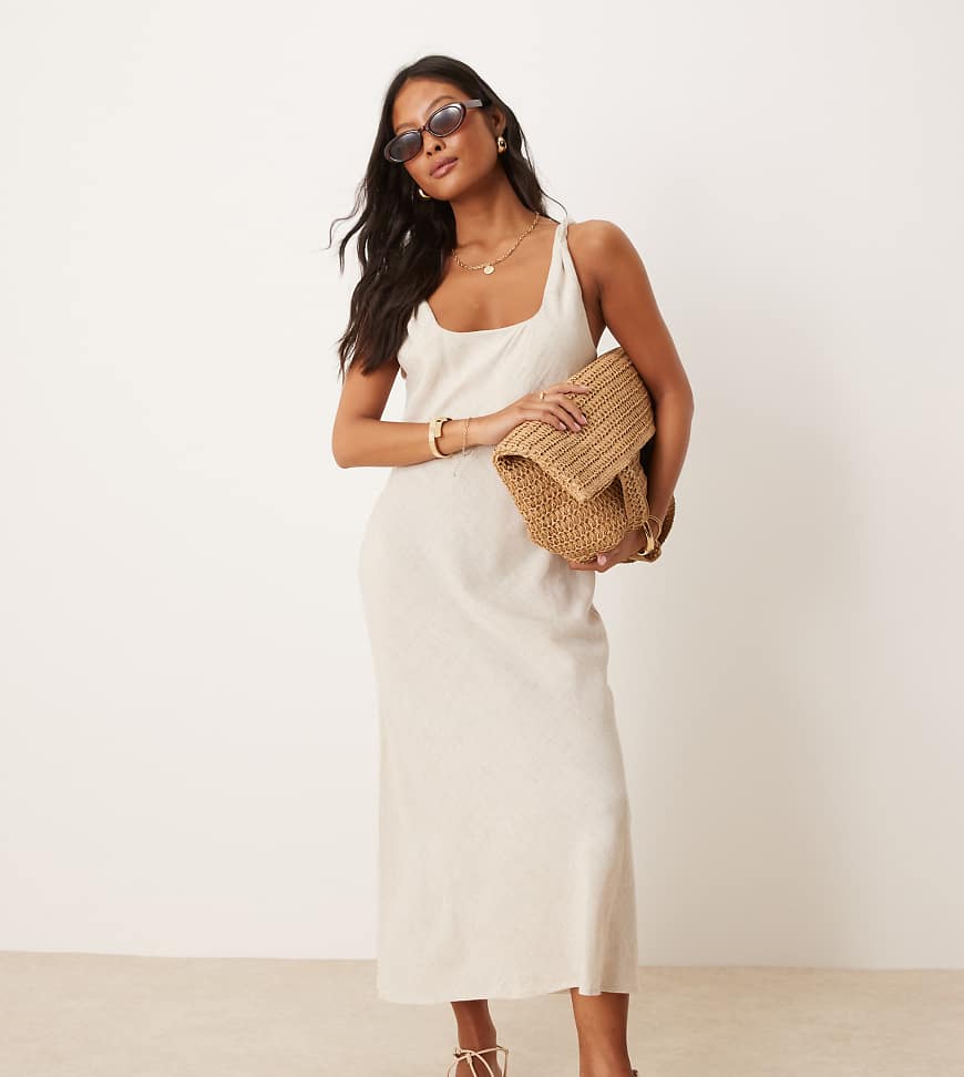 ASOS DESIGN Petite - Maxikleid in Hellbeige mit Leinenoptik, verdrehten Trägern und Schrägschnitt-Neutral von ASOS Petite