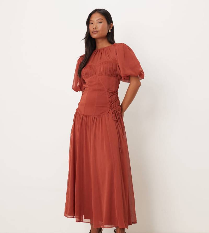 ASOS DESIGN Petite - Midaxikleid aus Chiffon in dunklem Rostbraun mit Puffärmeln-Bunt von ASOS Petite