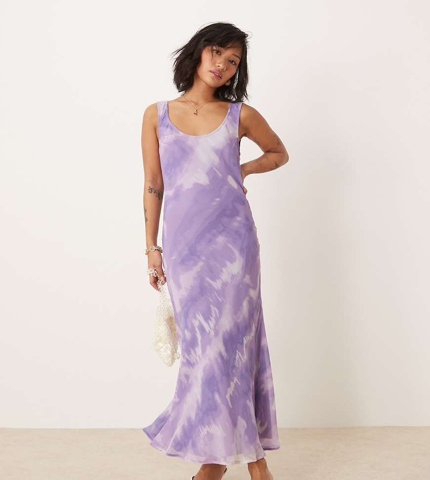 ASOS DESIGN Petite - Midi-Trägerkleid aus Chiffon mit U-Ausschnitt und lila Batikmuster-Bunt ASOS DESIGN Petite - Midi-Trägerkleid aus Chiffon mit U-Ausschnitt und lila Batikmuster-Bunt von ASOS Petite