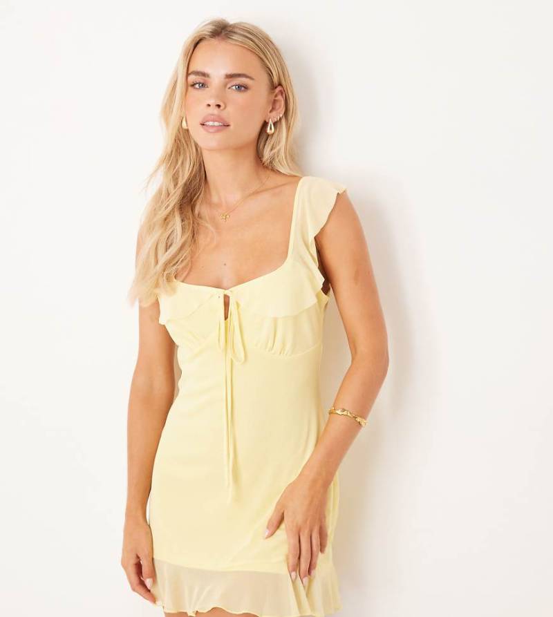 ASOS DESIGN Petite - Mini-Freizeitkleid aus Netzstoff in Buttermilchgelb mit doppelten Rüschen von ASOS Petite
