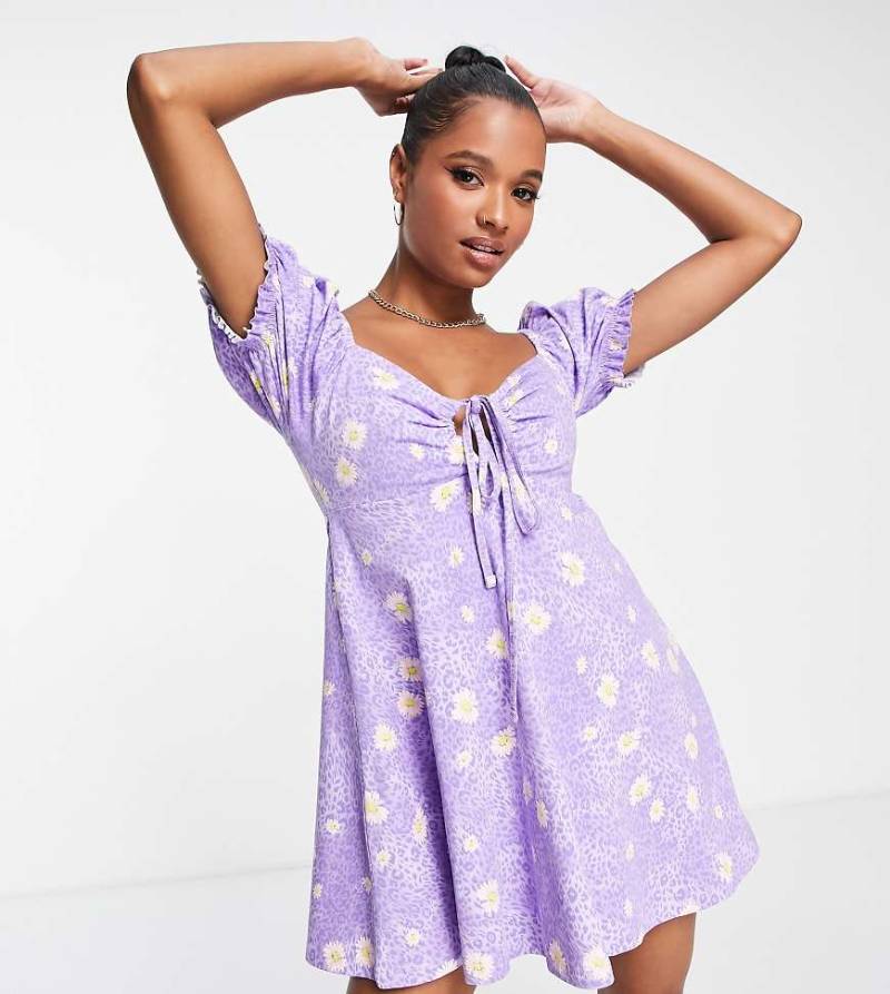 ASOS DESIGN Petite - Mini-Freizeitkleid in Lila mit Leoparden- & Gänseblümchenmuster-Bunt von ASOS Petite