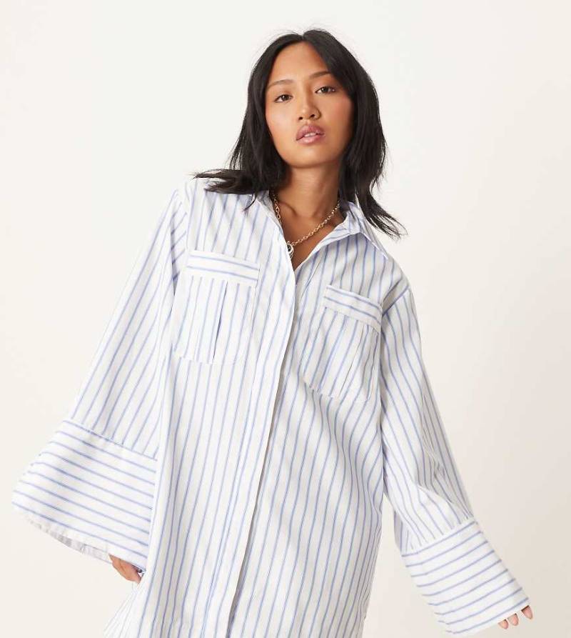 ASOS DESIGN Petite - Mini-Hemdkleid in Blau gestreift mit breiten Bündchen und Oversize-Taschen-Bunt von ASOS Petite
