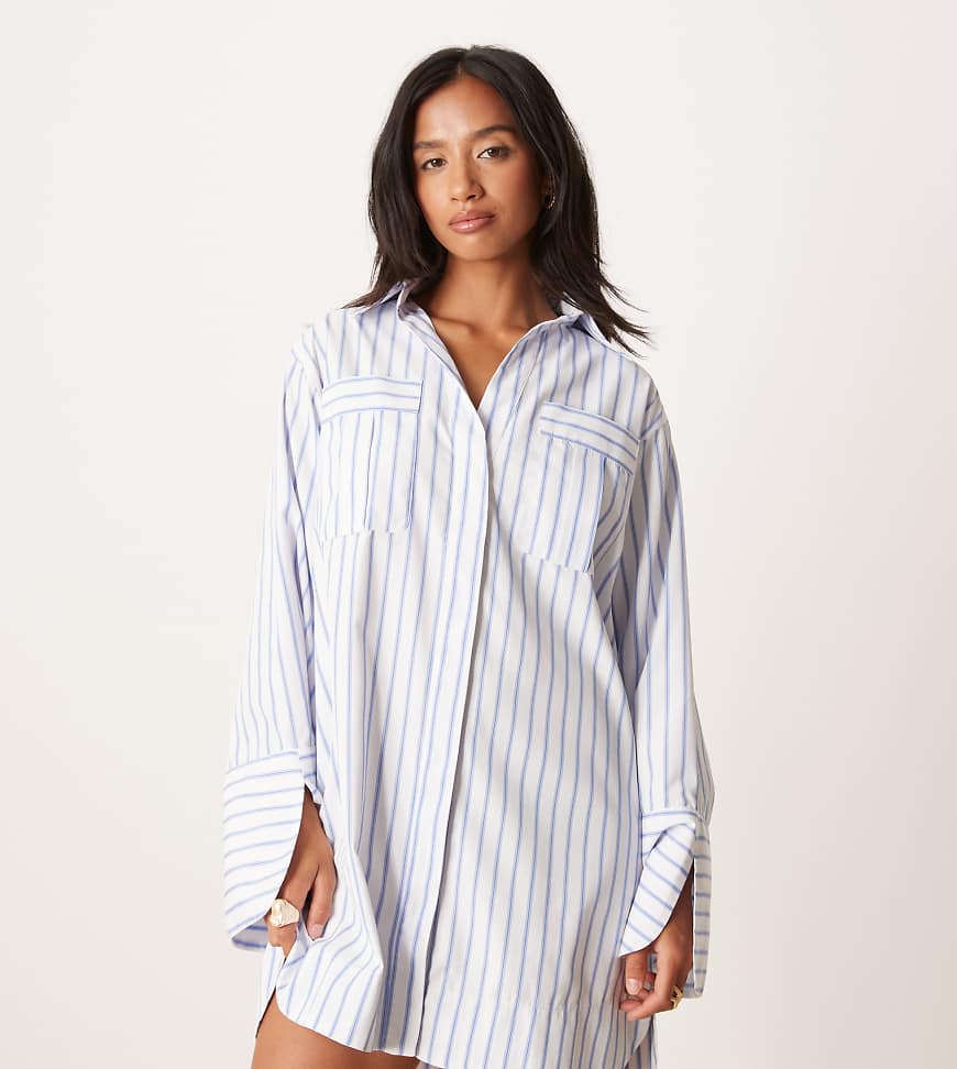 ASOS DESIGN Petite - Mini-Hemdkleid in Blau gestreift mit breiten Bündchen und Oversize-Taschen-Bunt ASOS DESIGN Petite - Mini-Hemdkleid in Blau gestreift mit breiten Bündchen und Oversize-Taschen-Bunt von ASOS Petite