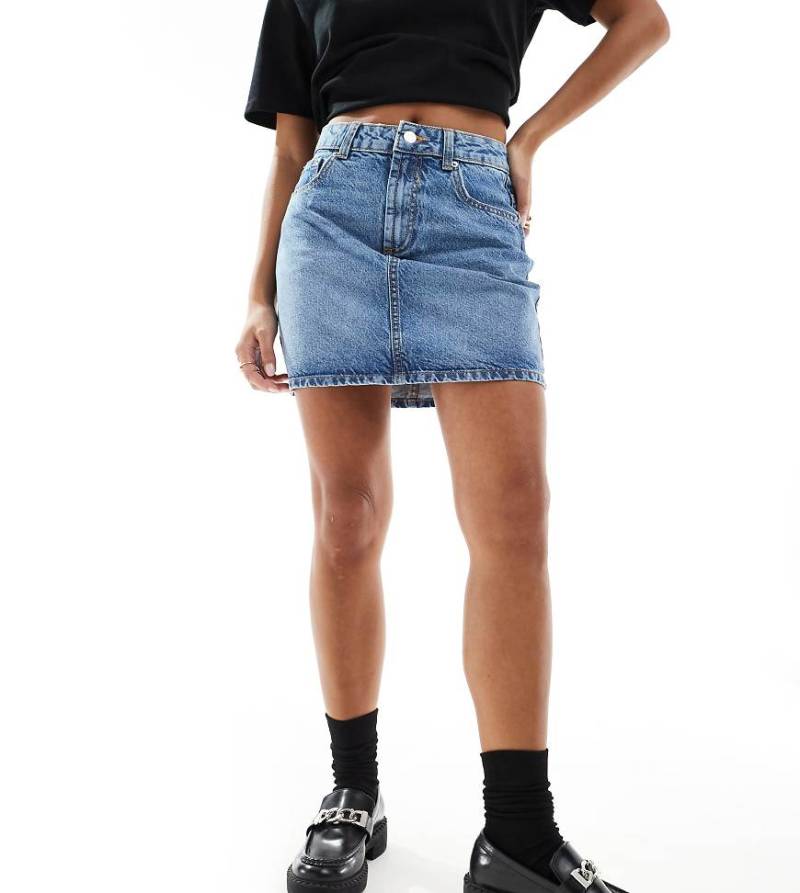 ASOS DESIGN Petite - Mini-Jeansrock in verwaschenem Mittelblau mit hohem Bund von ASOS Petite