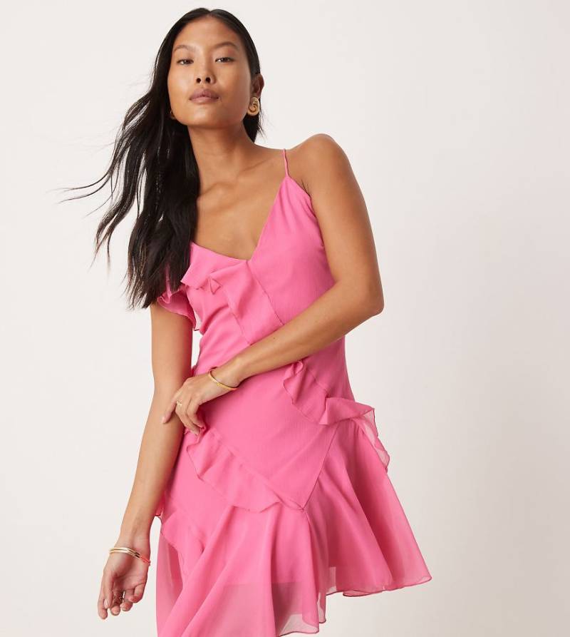 ASOS DESIGN Petite - Mini-Trägerkleid in Pink mit asymmetrischen Rüschen-Rosa von ASOS Petite