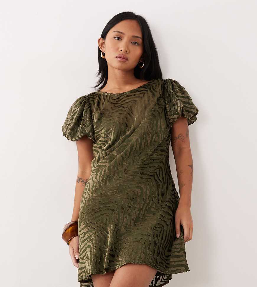 ASOS DESIGN Petite - Minikleid aus Ausbrennersamt in Olivgrün mit Animalprint und Puffärmeln von ASOS Petite