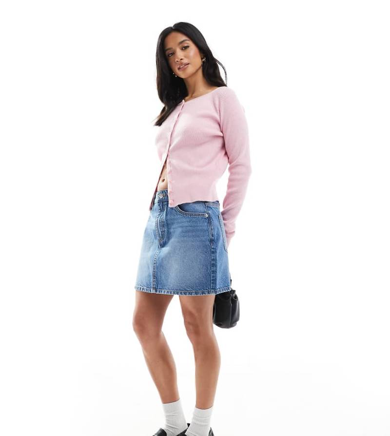 ASOS DESIGN Petite - Minirock in mittlerer Waschung mit hohem Bund-Blau von ASOS Petite
