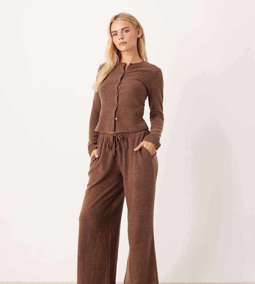 ASOS DESIGN Petite - Mix & Match - Hose aus leichtem Fleece in Schokobraun mit sehr weitem Bein-Brown von ASOS Petite