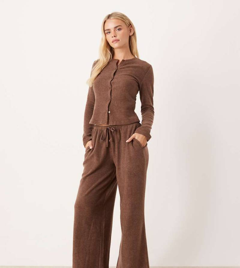 ASOS DESIGN Petite - Mix & Match - Hose aus leichtem Fleece in Schokobraun mit sehr weitem Bein-Brown von ASOS Petite