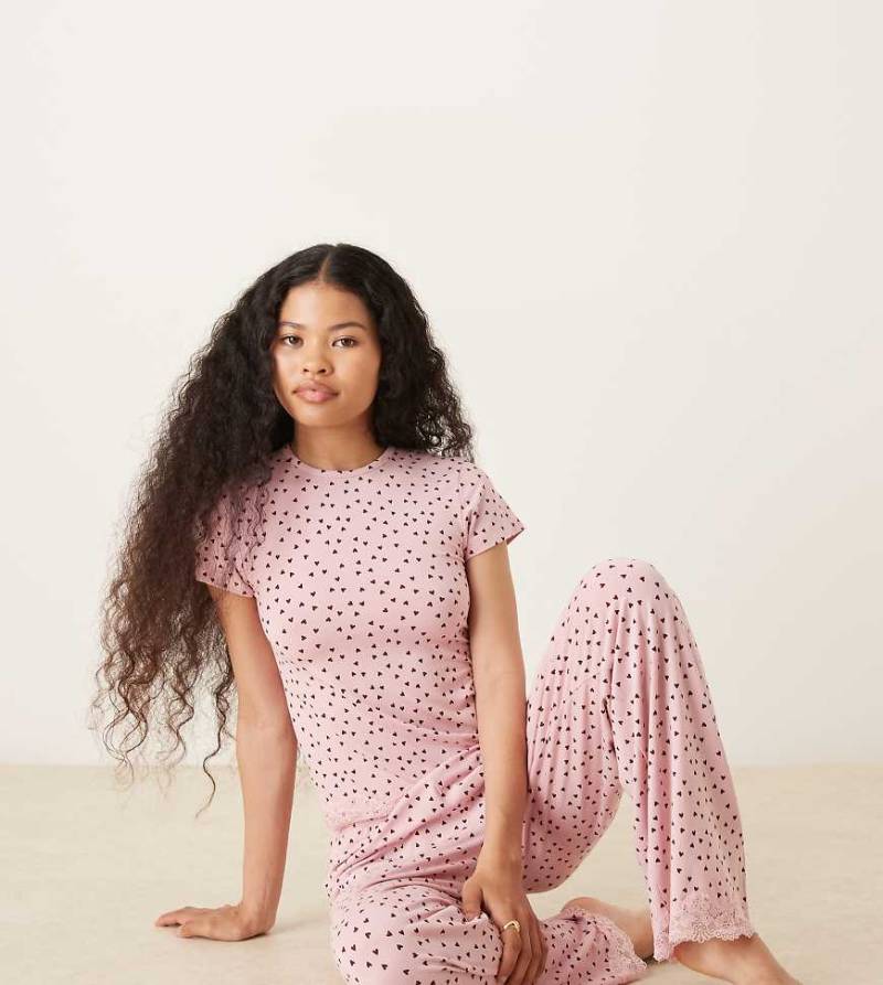 ASOS DESIGN Petite - Mix & Match - Pyjama-Hose in Rosa mit weitem Bein, Spitzenborte und Herzmuster von ASOS Petite