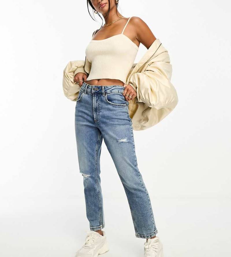 ASOS DESIGN Petite - Mom-Jeans in Mittelblau mit schmalem Schnitt und Riss von ASOS Petite