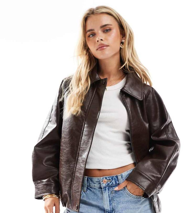 ASOS DESIGN Petite - Oversize-Bomberjacke in Schokobraun mit Lederoptik von ASOS Petite