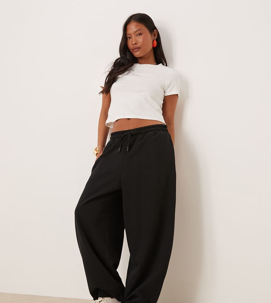 ASOS DESIGN Petite - Oversize-Jogginghose in Schwarz mit umgeschlagenem Saum ASOS DESIGN Petite - Oversize-Jogginghose in Schwarz mit umgeschlagenem Saum von ASOS Petite