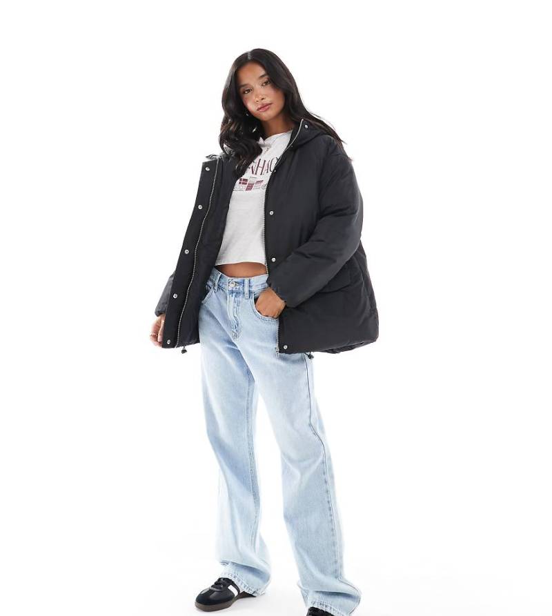 ASOS DESIGN Petite - Oversize-Pufferjacke in Schwarz mit Kapuze von ASOS Petite