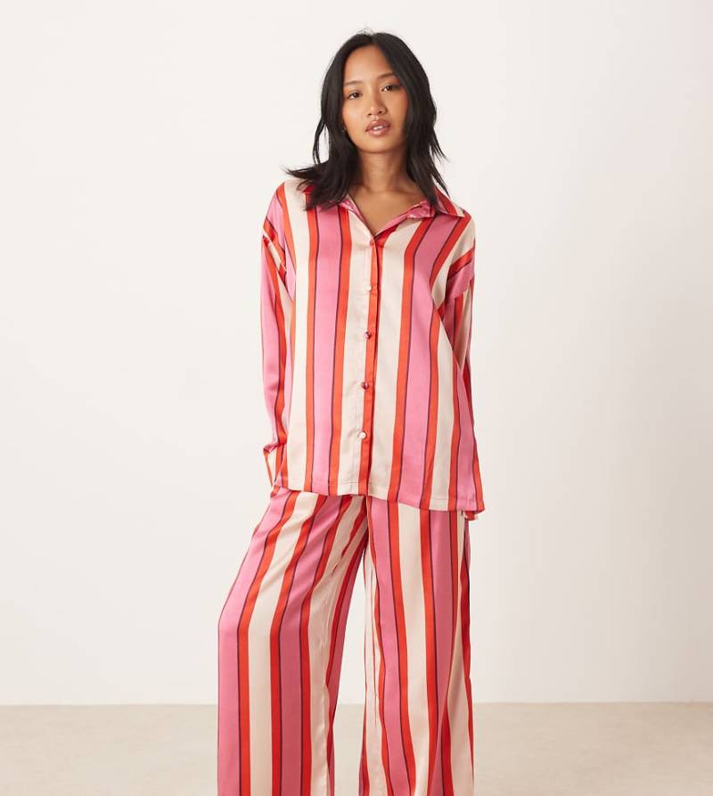 ASOS DESIGN Petite - Oversize-Pyjama, bestehend aus Hemd und Hose, aus rot und rosa gestreiftem Satin von ASOS Petite