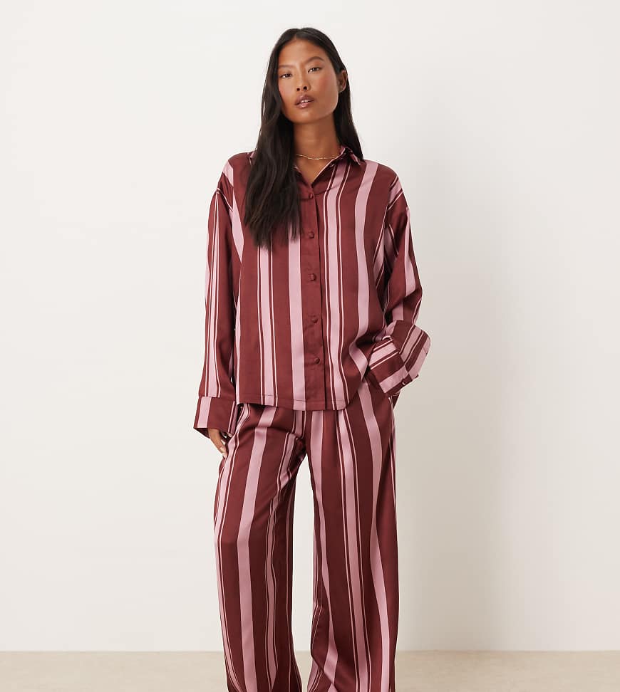 ASOS DESIGN Petite - Oversize-Pyjama aus Satin in Burgunderrot gestreift mit Hemd und Hose-Bunt von ASOS Petite