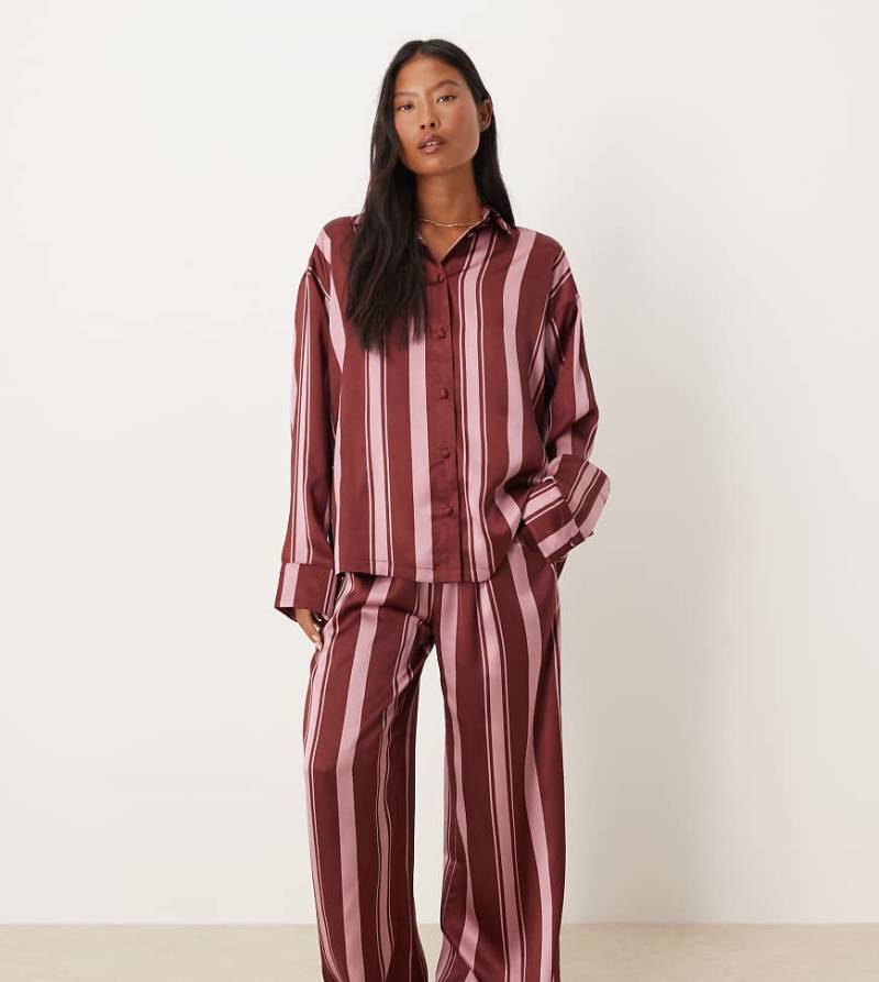 ASOS DESIGN Petite - Oversize-Pyjama aus Satin in Burgunderrot gestreift mit Hemd und Hose-Bunt von ASOS Petite