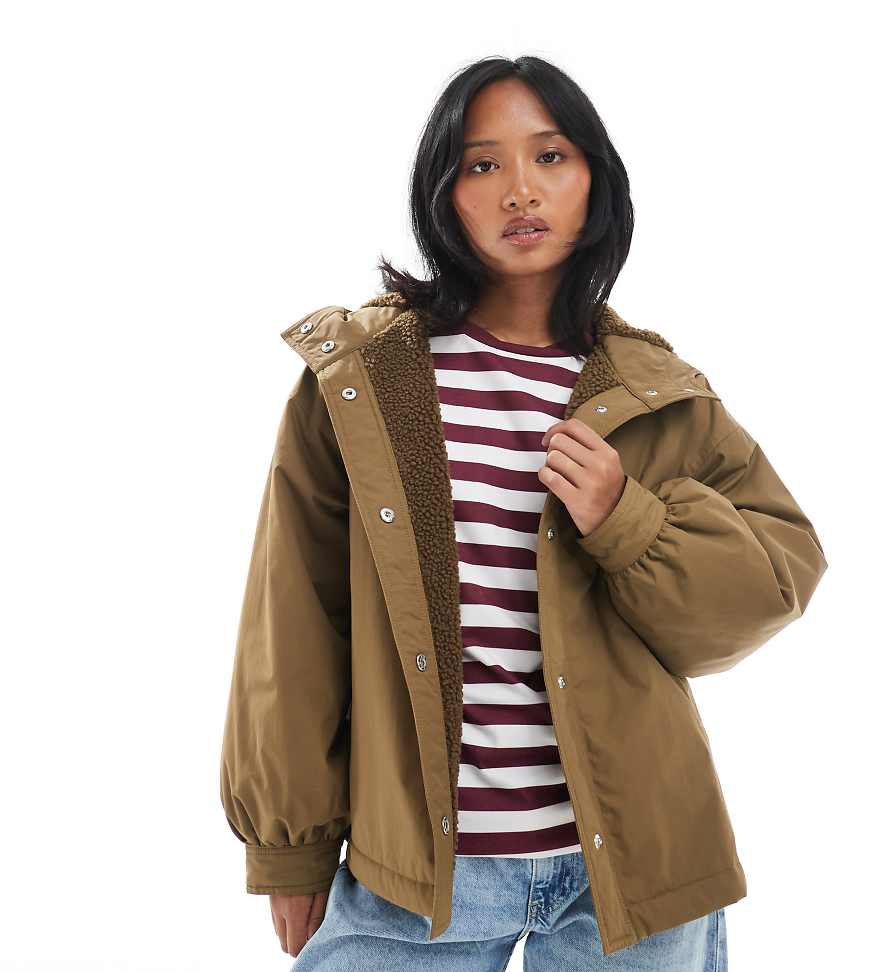 ASOS DESIGN Petite - Oversize-Regenmantel in Olivgrün mit Fleecefutter von ASOS Petite