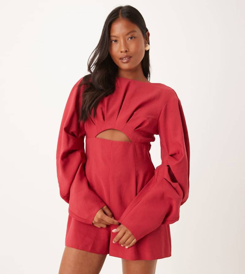 ASOS DESIGN Petite - Playsuit in Himbeerrosa mit abgerundeten Ärmeln und Faltendetails von ASOS Petite