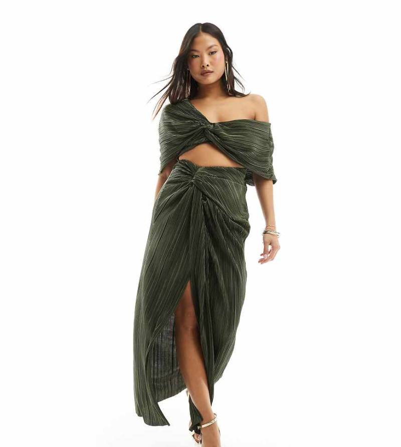 ASOS DESIGN Petite - Plissiertes 2-in-1-Maxikleid in Khaki mit abfallender Schulterpartie-Grün von ASOS Petite