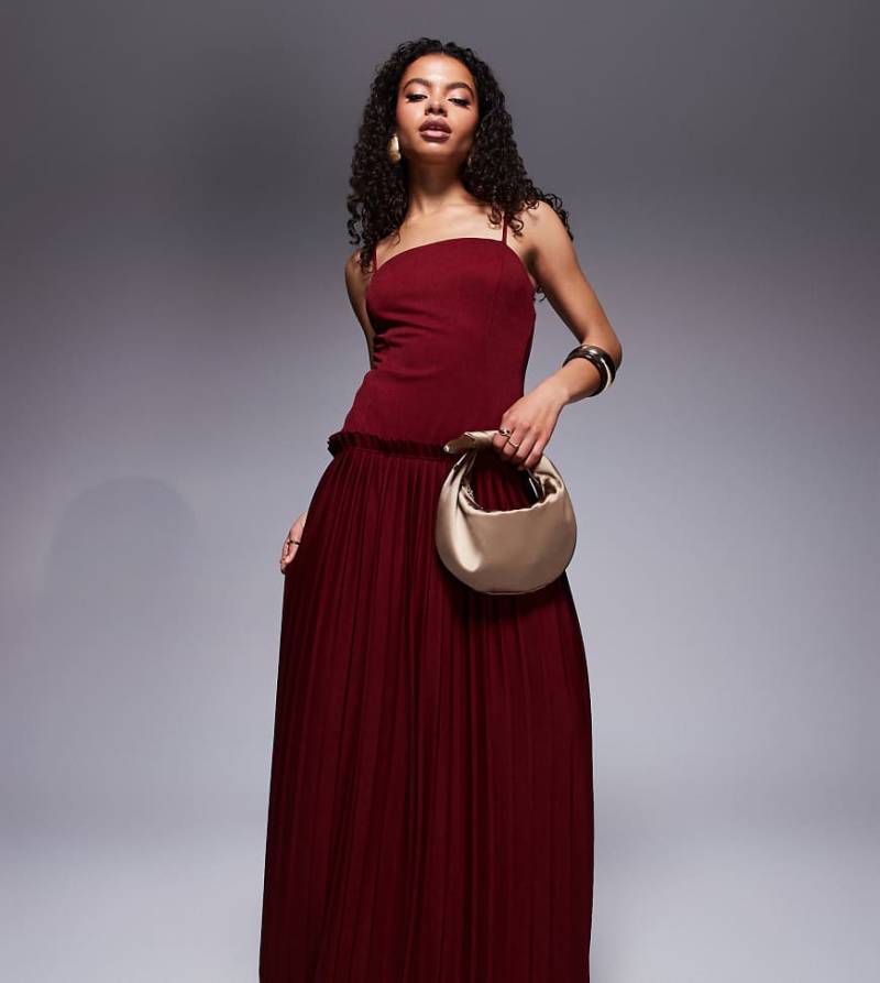ASOS DESIGN Petite - Plissiertes Maxikleid in Weinrot mit eckigem Ausschnitt und tiefer Taille von ASOS Petite