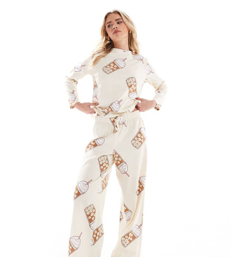 ASOS DESIGN Petite - Pyjama-Set aus langärmligem Oberteil und Hose in Beige mit Eiskaffee-Printmuster-Neutral von ASOS Petite