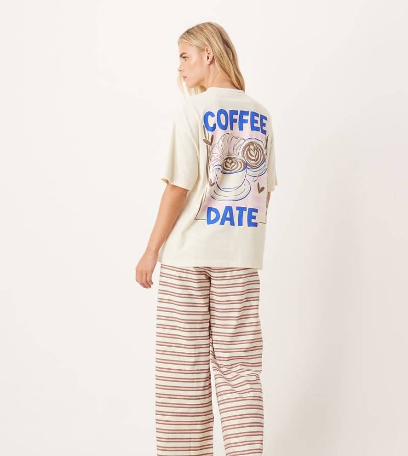 ASOS DESIGN Petite - Pyjama, bestehend aus Oversize-T-Shirt mit „Coffee Date"-Grafikprint und Hose mit weitem Bein in Braun-Bunt von ASOS Petite