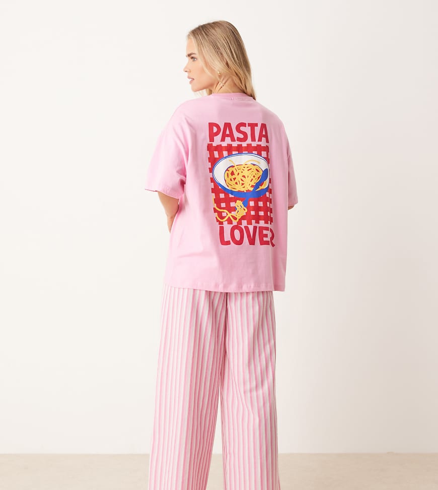 ASOS DESIGN Petite - Pyjama in Rosa mit Oversize-T-Shirt mit Pasta-Motivprint und weit geschnittener Hose aus Gewebe-Bunt von ASOS Petite