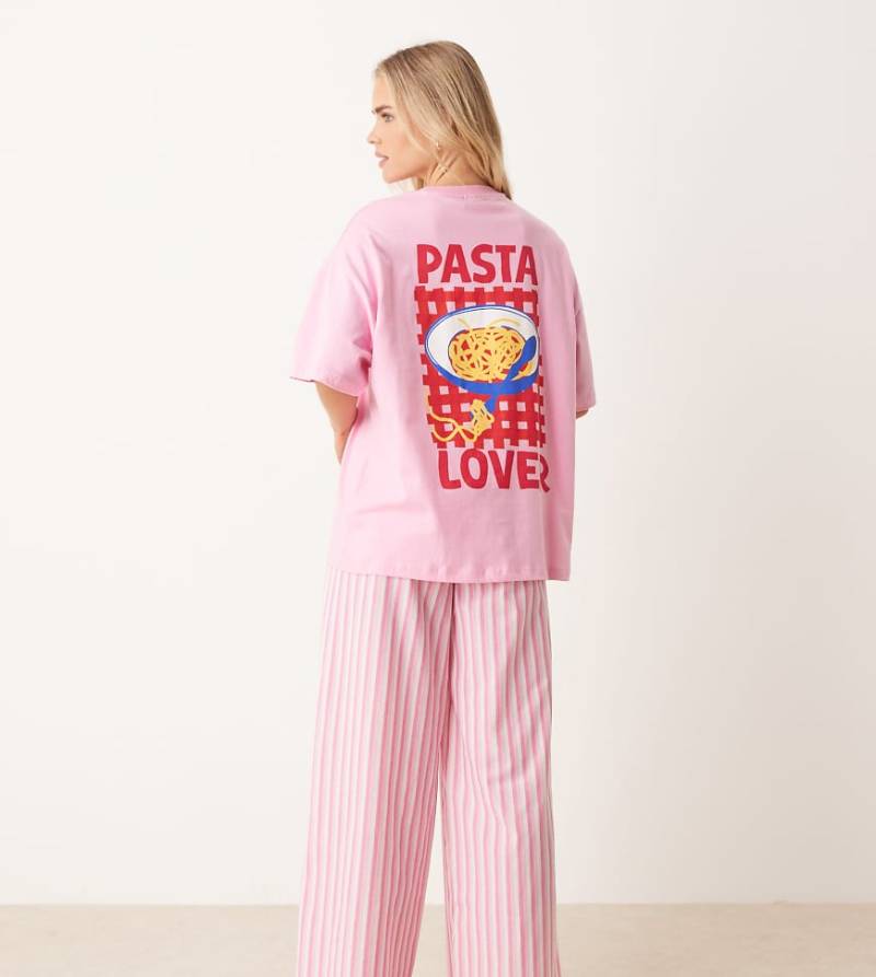 ASOS DESIGN Petite - Pyjama in Rosa mit Oversize-T-Shirt mit Pasta-Motivprint und weit geschnittener Hose aus Gewebe-Bunt von ASOS Petite