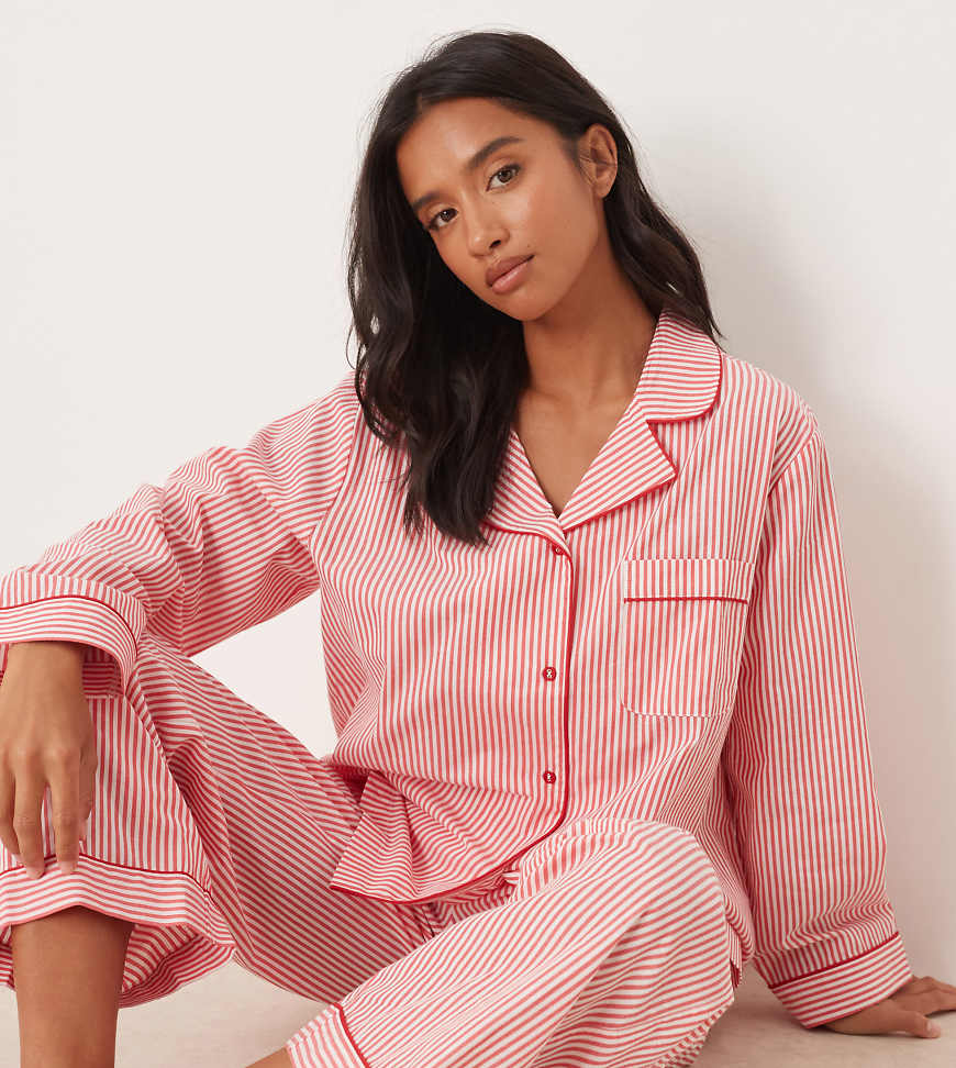 ASOS DESIGN Petite - Pyjamaset in rot gestreift mit Samt-Besatz von ASOS Petite
