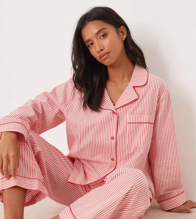 ASOS DESIGN Petite - Pyjamaset in rot gestreift mit Samt-Besatz von ASOS Petite