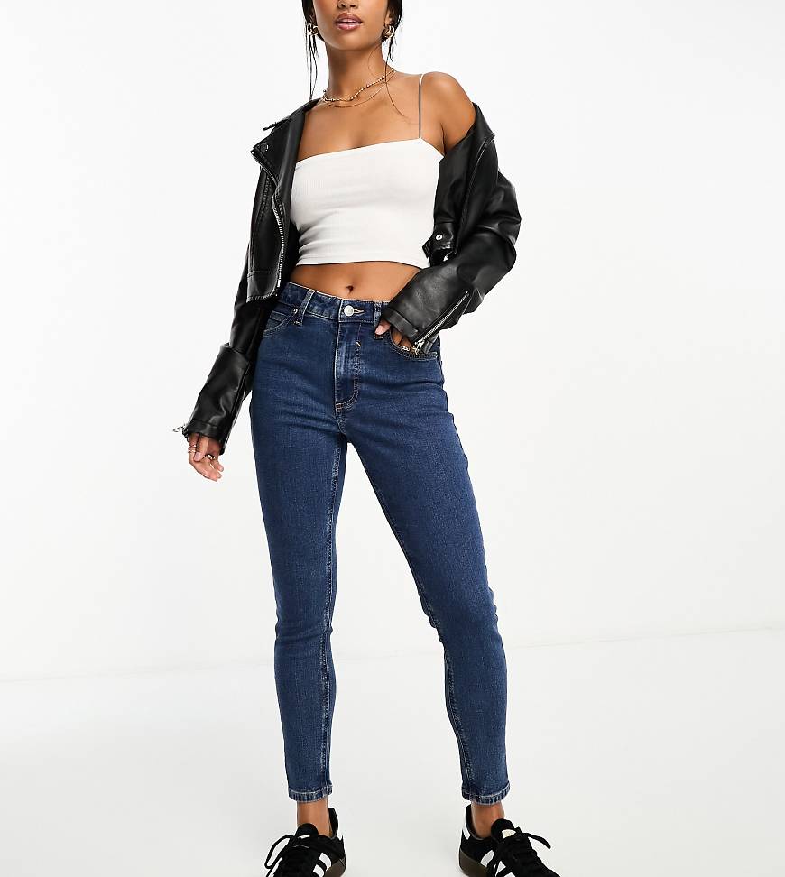 ASOS DESIGN Petite - Röhrenjeans in Mittelblau ASOS DESIGN Petite - Röhrenjeans in Mittelblau von ASOS Petite