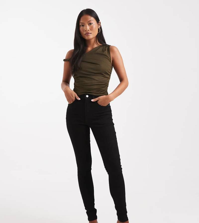 ASOS DESIGN Petite - Röhrenjeans in reinem Schwarz von ASOS Petite