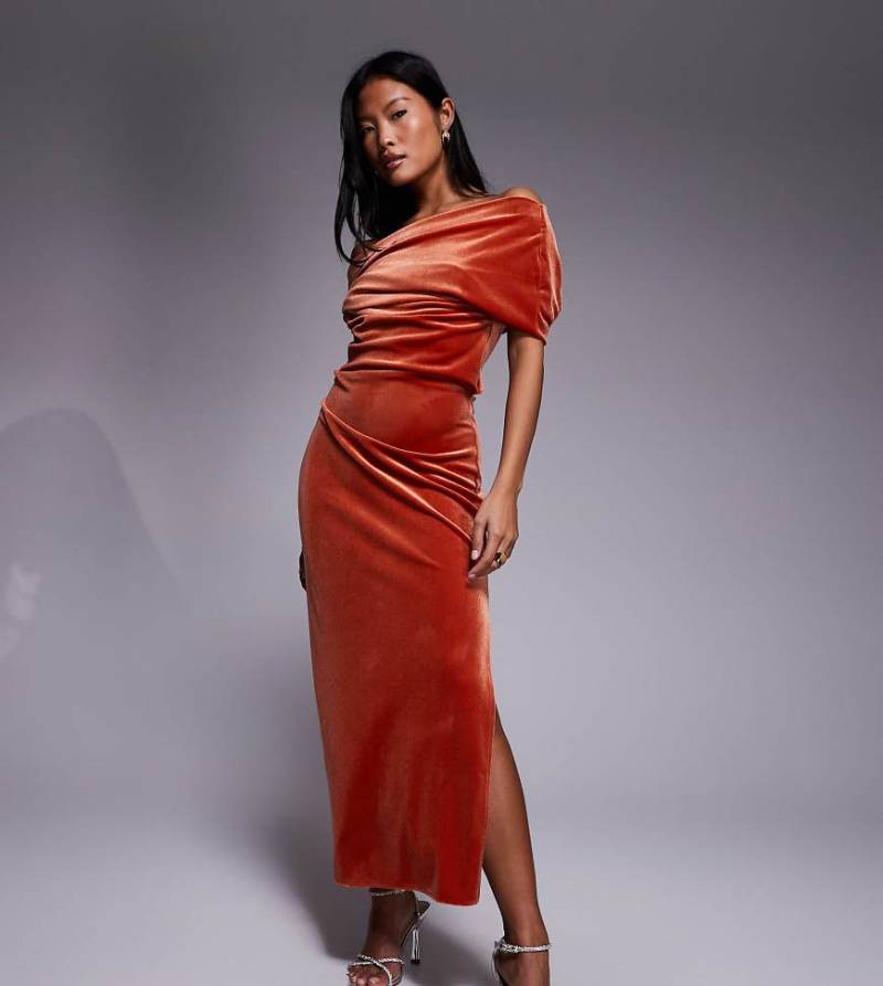 ASOS DESIGN Petite - Samt-Midikleid in Rostrot mit abfallender Schulterpartie von ASOS Petite
