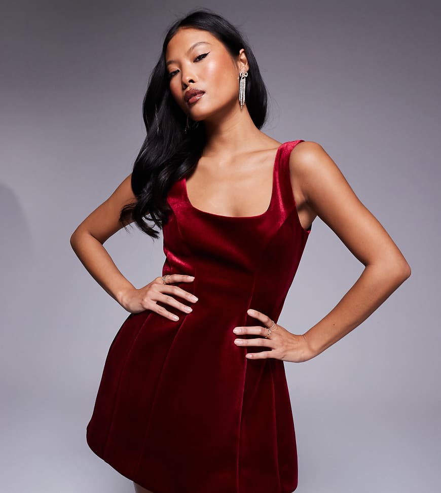 ASOS DESIGN Petite - Samt-Minikleid in Burgunderrot mit eckigem Ausschnitt und Ziernaht ASOS DESIGN Petite - Samt-Minikleid in Burgunderrot mit eckigem Ausschnitt und Ziernaht von ASOS Petite