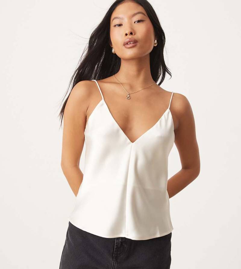 ASOS DESIGN Petite - Satin-Camisole in Elfenbeinweiß mit V-Ausschnitt von ASOS Petite