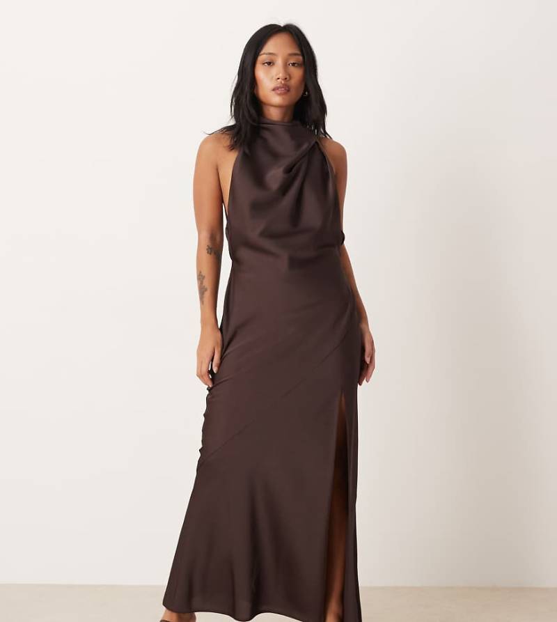 ASOS DESIGN Petite - Satin-Maxikleid in Schokobraun mit Neckholder und Wasserfallausschnitt auf der Rückseite-Brown von ASOS Petite