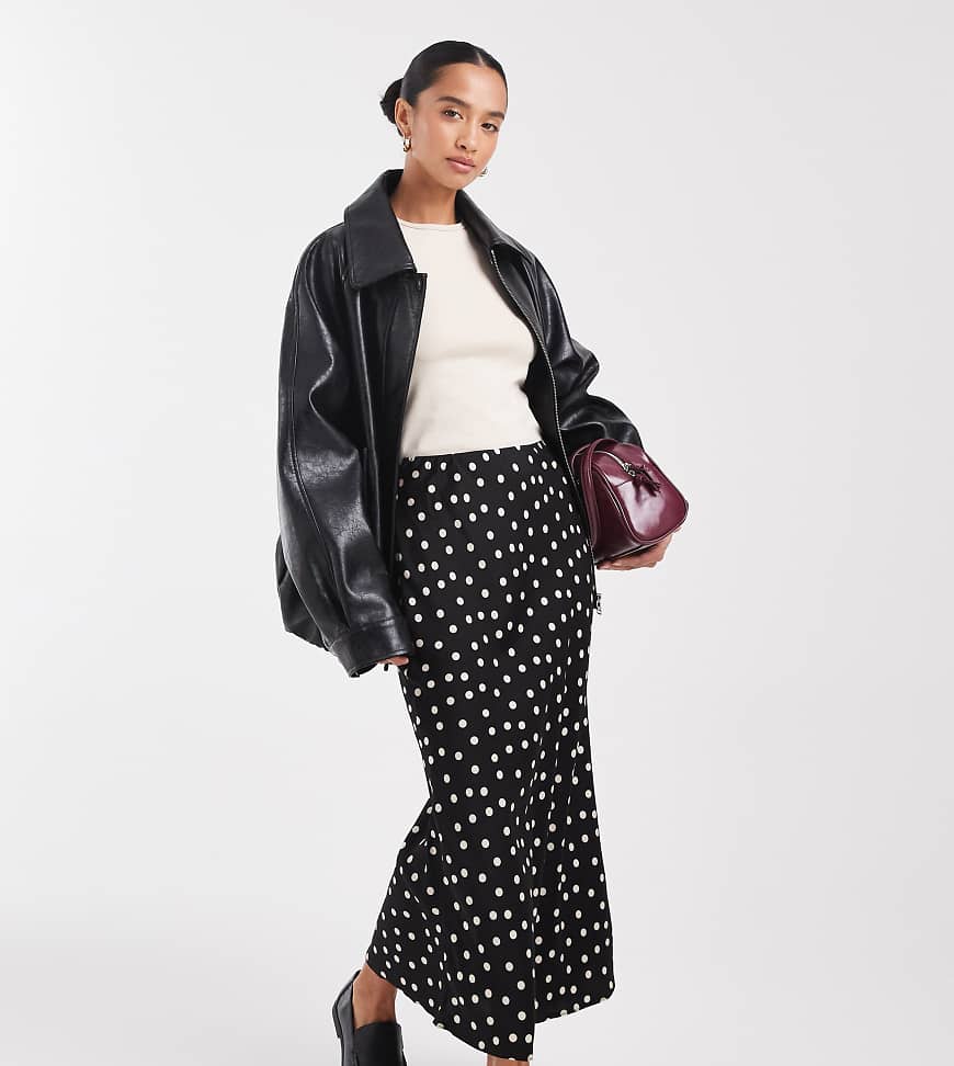 ASOS DESIGN Petite - Satin-Midirock mit Punktemuster und Schrägschnitt-Bunt von ASOS Petite