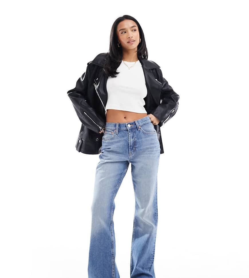 ASOS DESIGN Petite - Schlagjeans in Mittelblau mit mittelhohem Bund von ASOS Petite