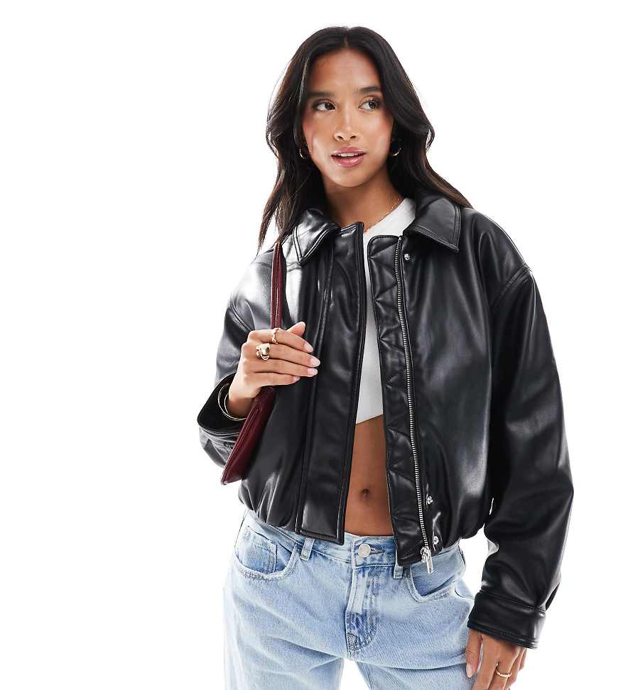 ASOS DESIGN Petite - Schlichte Bomberjacke in schwarzer Lederoptik ASOS DESIGN Petite - Schlichte Bomberjacke in schwarzer Lederoptik von ASOS Petite
