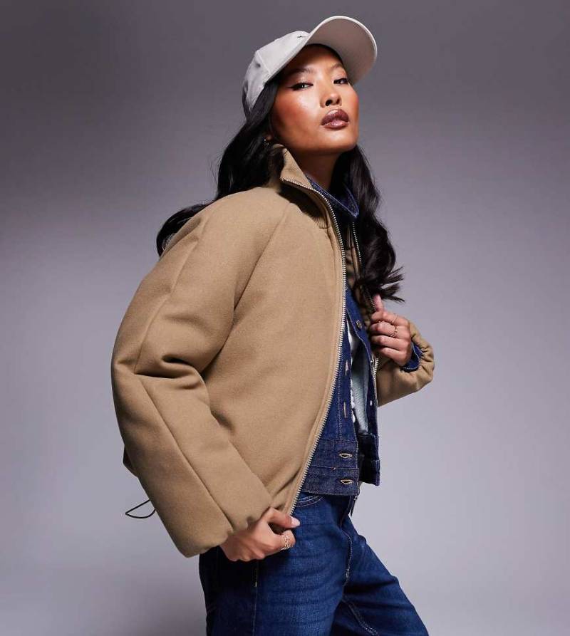 ASOS DESIGN Petite - Schlichte Pufferjacke in Pilzbraun mit Strickkragen-Grün von ASOS Petite