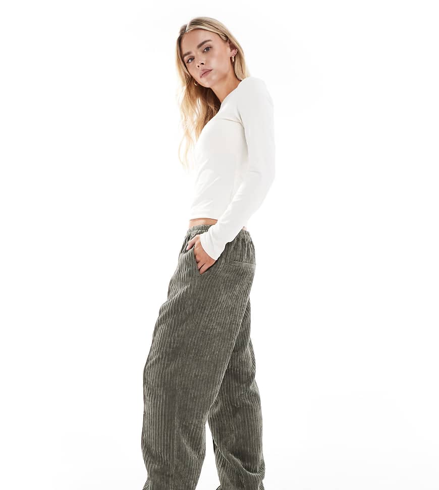 ASOS DESIGN Petite - Schlupfhose aus Cord in Khaki-Grün von ASOS Petite