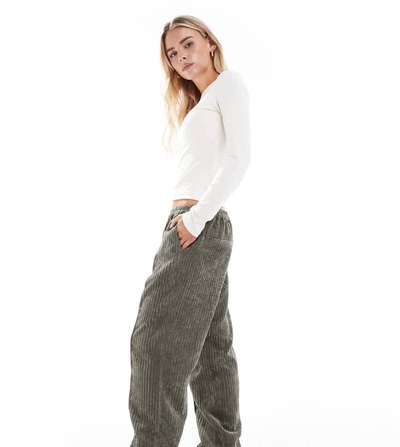 ASOS DESIGN Petite - Schlupfhose aus Cord in Khaki-Grün von ASOS Petite