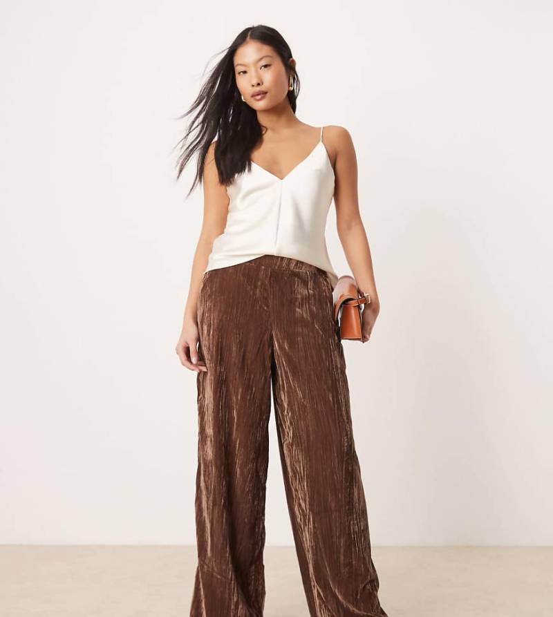 ASOS DESIGN Petite - Schlupfhose in Schokoladenbraun aus Knittersamt von ASOS Petite